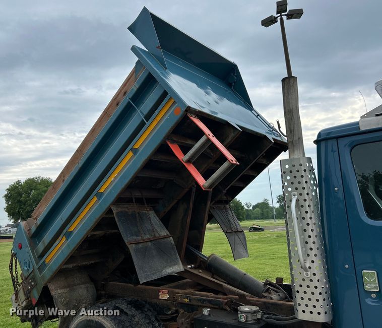 image for item EK4660 1998 International 4900 dump truck