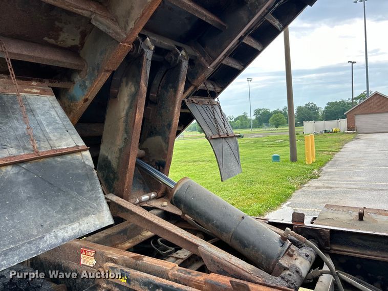 image for item EK4660 1998 International 4900 dump truck