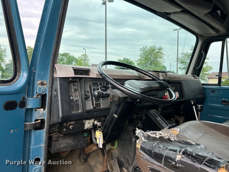 image for item EK4660 1998 International 4900 dump truck