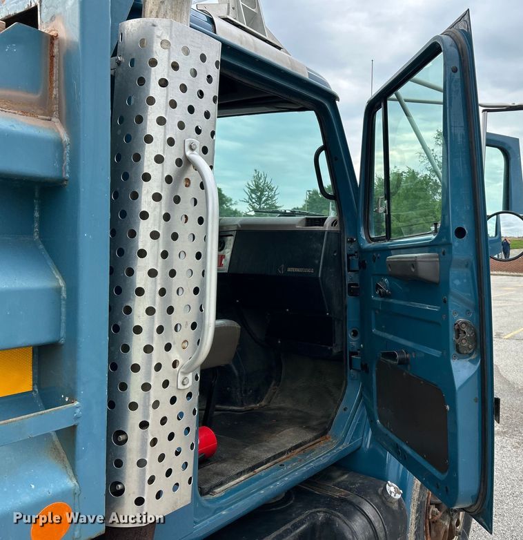 image for item EK4660 1998 International 4900 dump truck