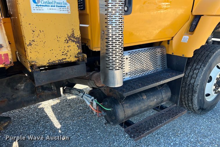 image for item EK8592 2012 International  7500 dump truck