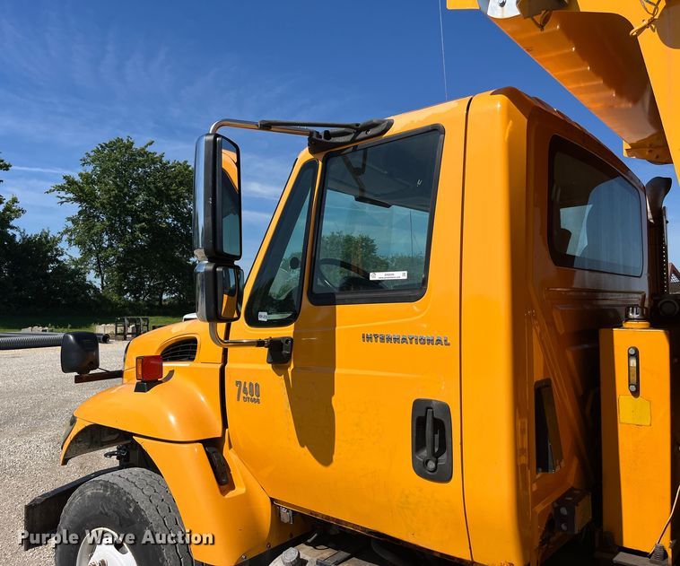 image for item EK8594 2006 International  7400 dump truck