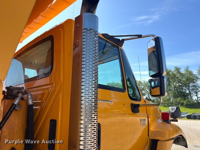 image for item EK8594 2006 International  7400 dump truck