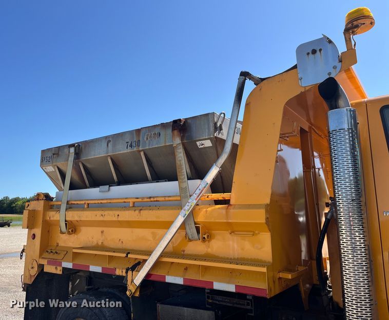 image for item EK8594 2006 International  7400 dump truck