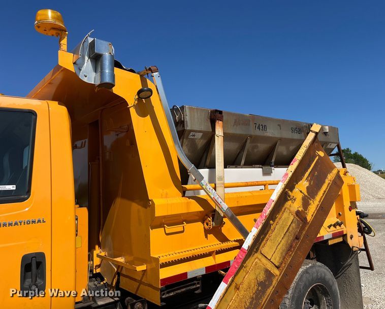 image for item EK8594 2006 International  7400 dump truck
