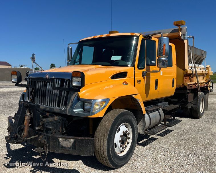 image for item EK8595 2005 International  7400 dump truck