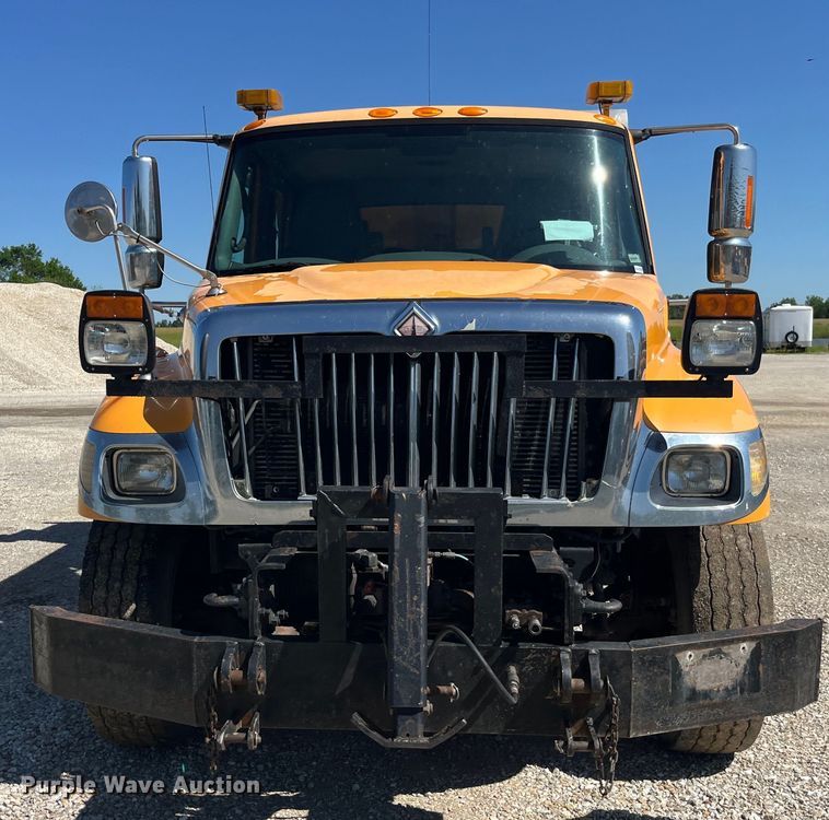 image for item EK8595 2005 International  7400 dump truck