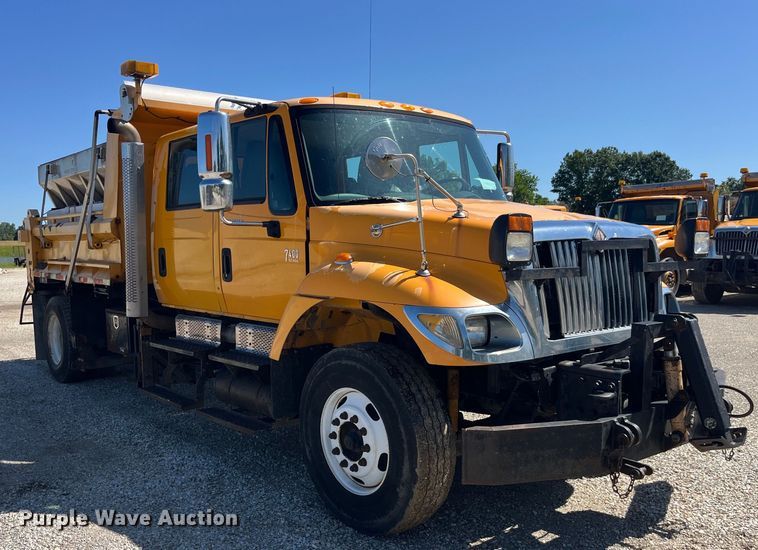 image for item EK8595 2005 International  7400 dump truck