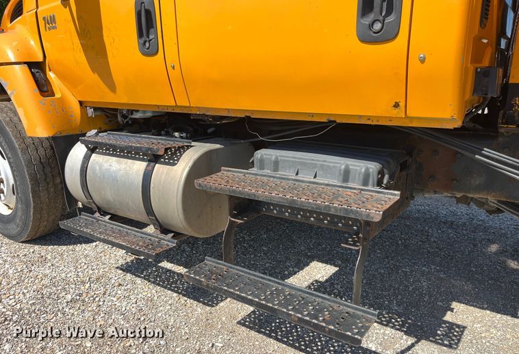 image for item EK8595 2005 International  7400 dump truck