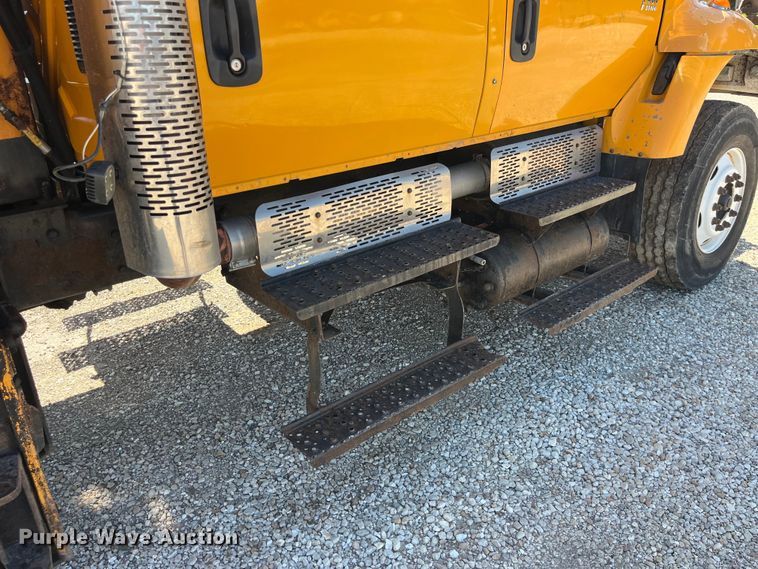 image for item EK8595 2005 International  7400 dump truck