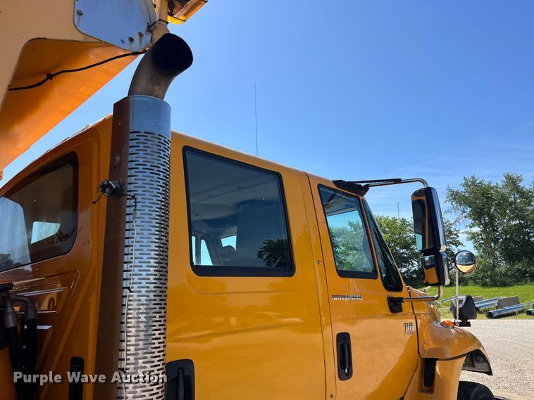 image for item EK8595 2005 International  7400 dump truck