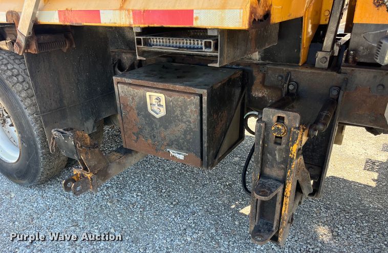 image for item EK8595 2005 International  7400 dump truck