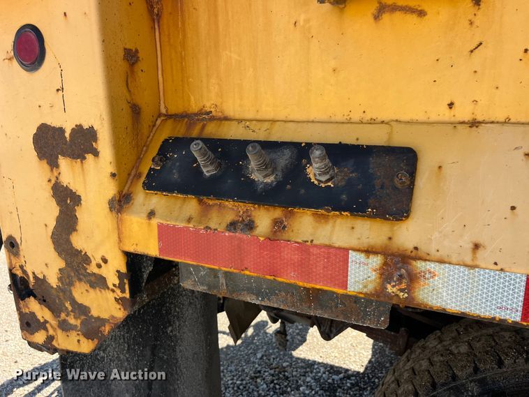 image for item EK8595 2005 International  7400 dump truck