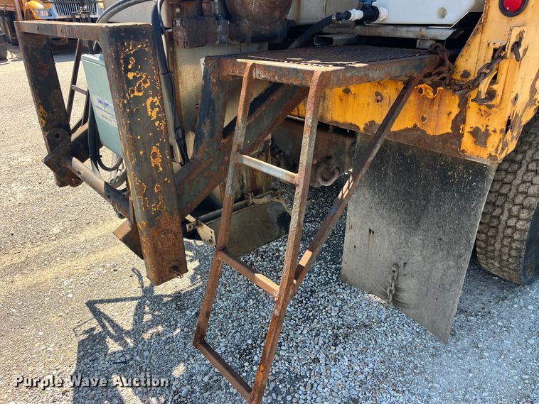 image for item EK8595 2005 International  7400 dump truck