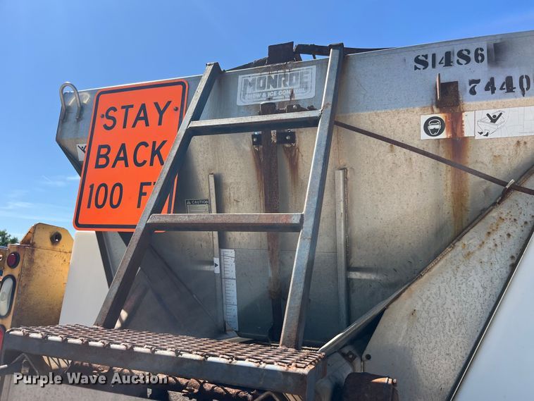 image for item EK8595 2005 International  7400 dump truck