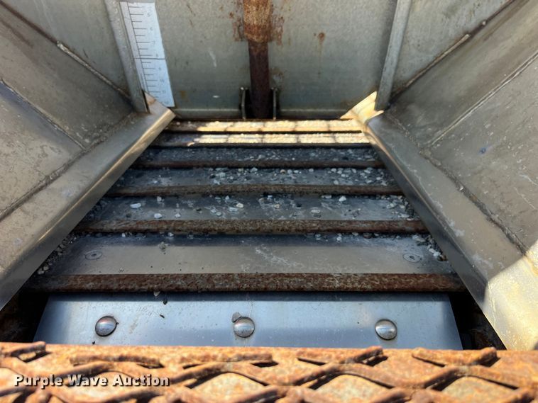 image for item EK8595 2005 International  7400 dump truck