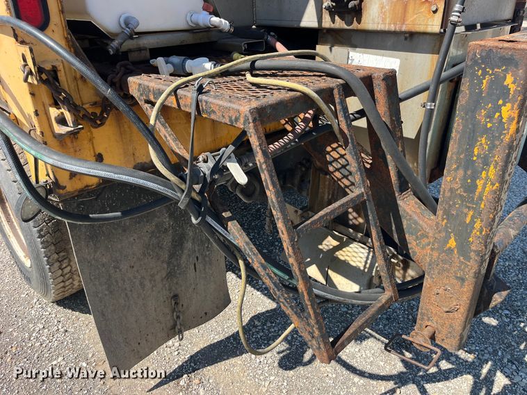 image for item EK8595 2005 International  7400 dump truck