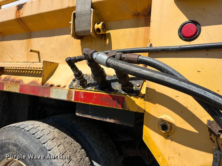 image for item EK8595 2005 International  7400 dump truck