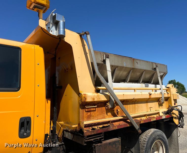 image for item EK8595 2005 International  7400 dump truck