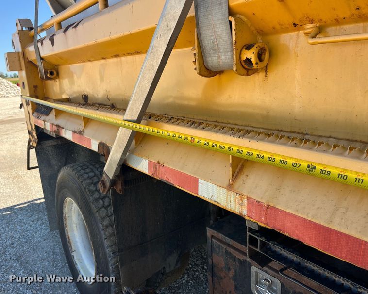 image for item EK8595 2005 International  7400 dump truck