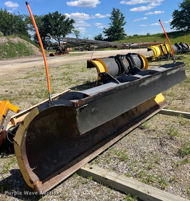 image for item EK8595 2005 International  7400 dump truck