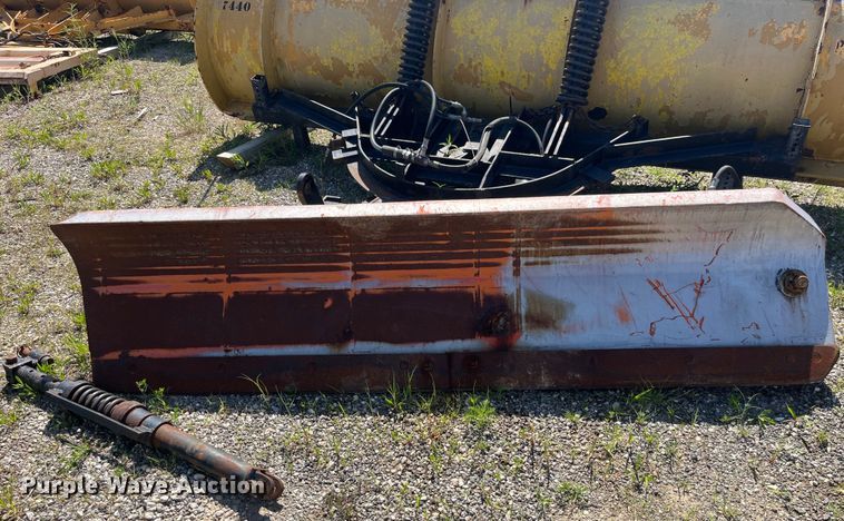 image for item EK8595 2005 International  7400 dump truck