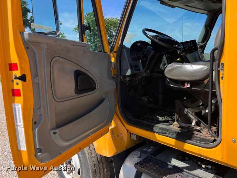 image for item EK8595 2005 International  7400 dump truck