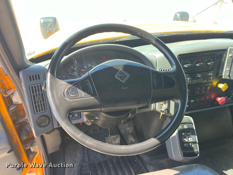 image for item EK8595 2005 International  7400 dump truck