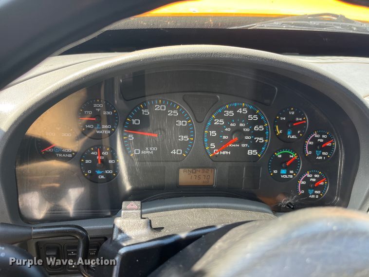 image for item EK8595 2005 International  7400 dump truck