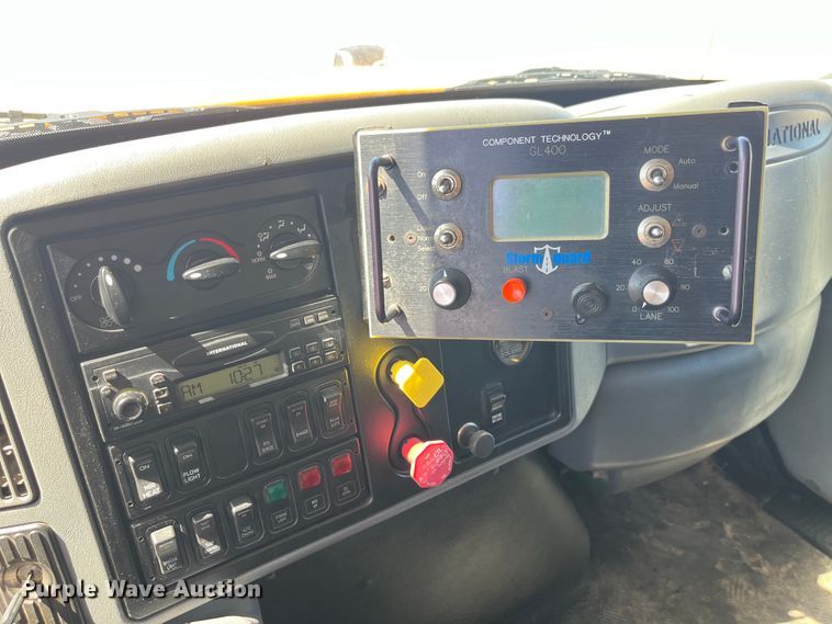 image for item EK8595 2005 International  7400 dump truck