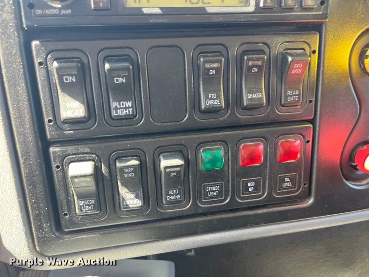 image for item EK8595 2005 International  7400 dump truck