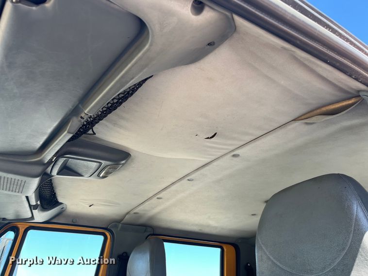 image for item EK8595 2005 International  7400 dump truck