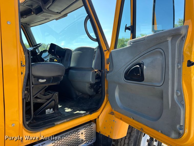 image for item EK8595 2005 International  7400 dump truck