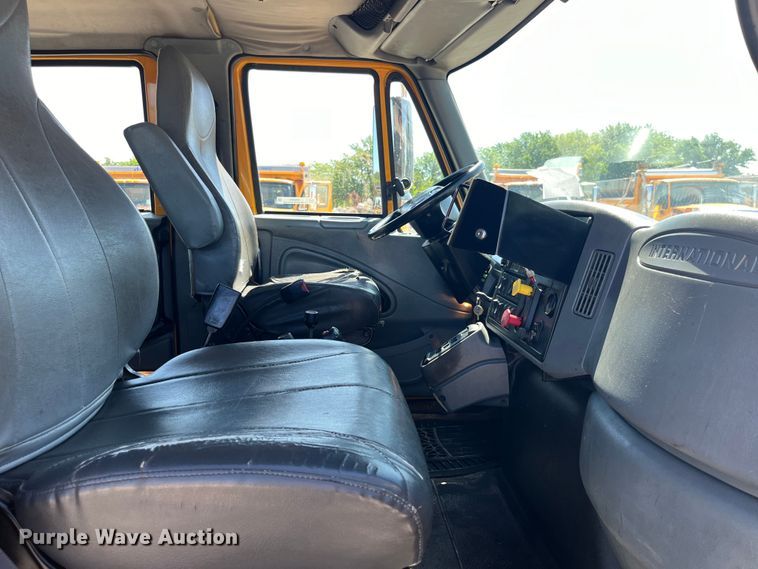 image for item EK8595 2005 International  7400 dump truck