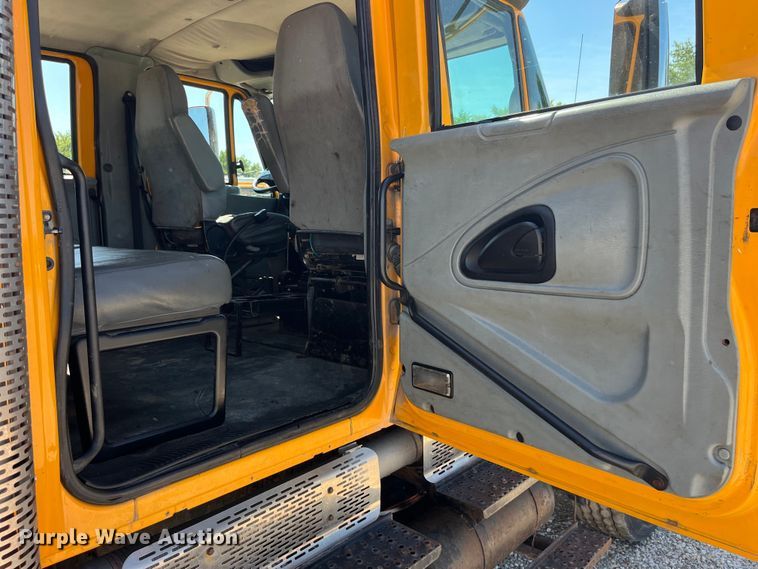 image for item EK8595 2005 International  7400 dump truck