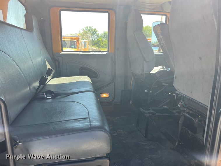 image for item EK8595 2005 International  7400 dump truck