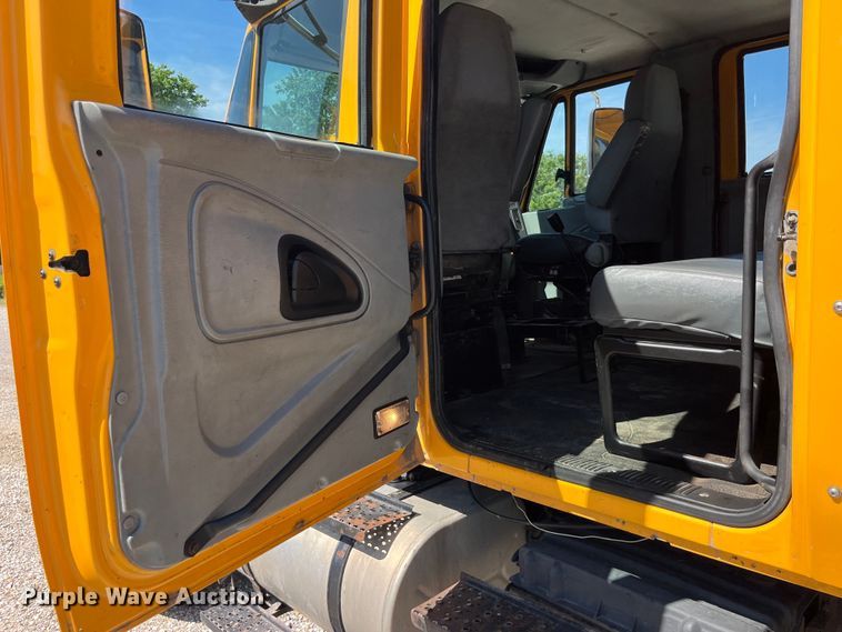 image for item EK8595 2005 International  7400 dump truck