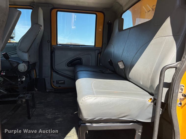 image for item EK8595 2005 International  7400 dump truck