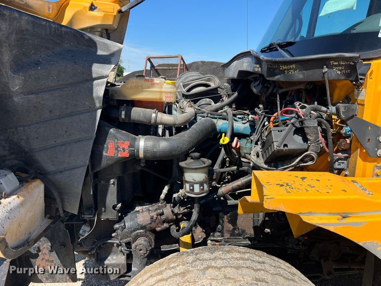 image for item EK8595 2005 International  7400 dump truck