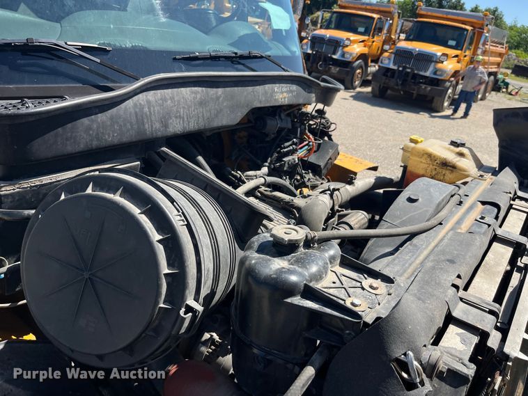 image for item EK8595 2005 International  7400 dump truck