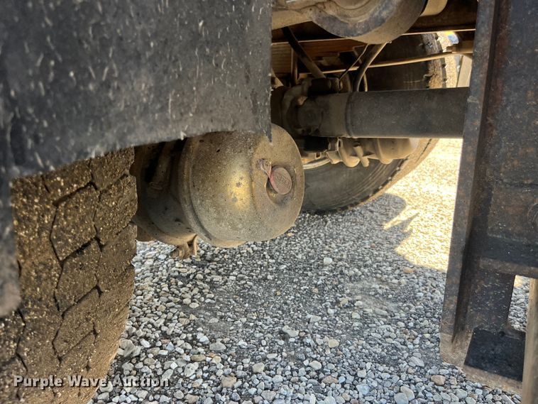 image for item EK8595 2005 International  7400 dump truck