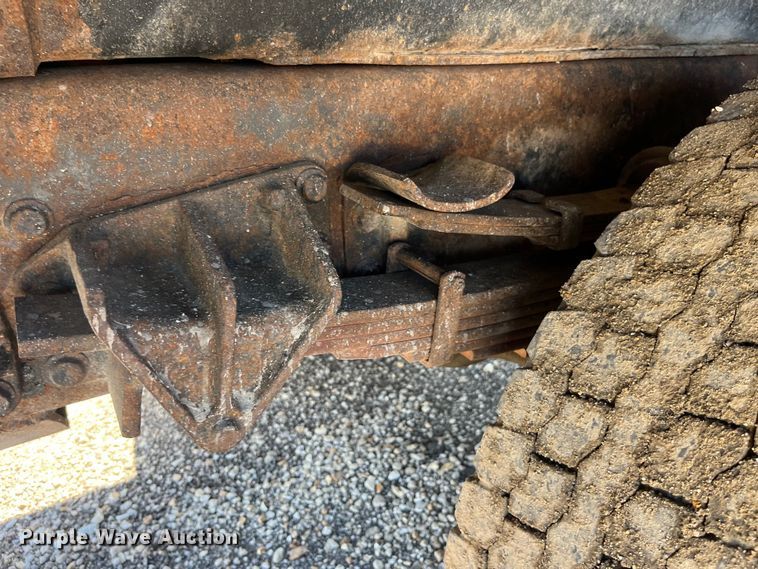 image for item EK8595 2005 International  7400 dump truck