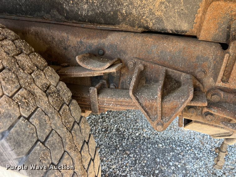 image for item EK8595 2005 International  7400 dump truck