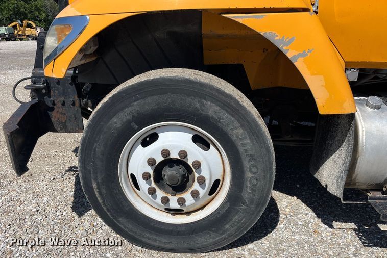 image for item EK8595 2005 International  7400 dump truck