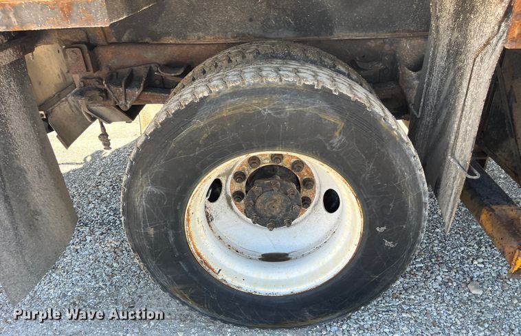 image for item EK8595 2005 International  7400 dump truck