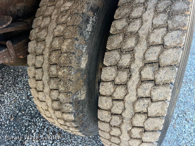 image for item EK8595 2005 International  7400 dump truck