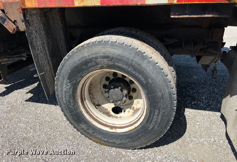 image for item EK8595 2005 International  7400 dump truck