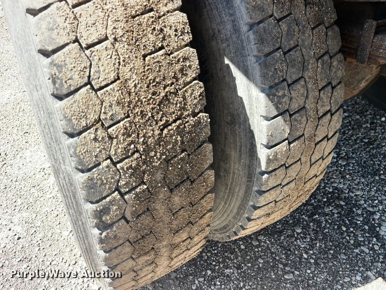 image for item EK8595 2005 International  7400 dump truck