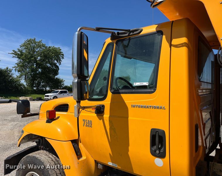 image for item EK8596 2006 International  7500 dump truck