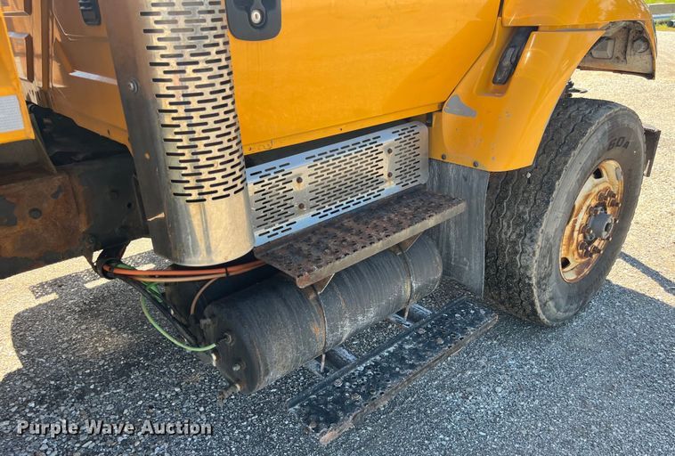 image for item EK8596 2006 International  7500 dump truck